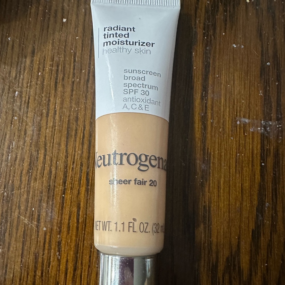 Neutrogena radiant tinted moisturizer sheer fair 20 new